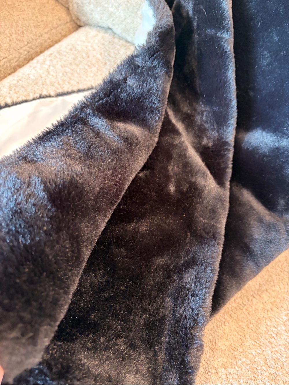 Victoria's Secret Black Plush Faux Fur Limited Edition Throw Blanket - Picture 7 of 8